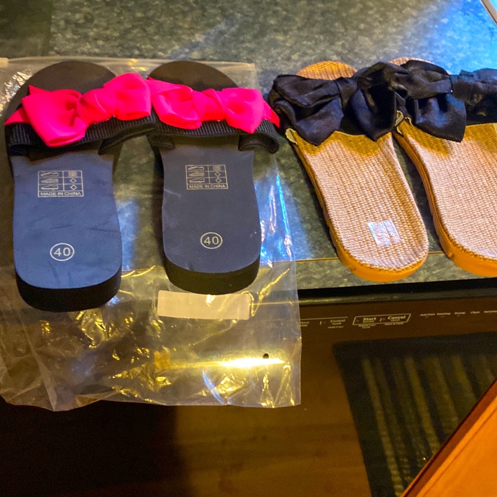 New in packaging bow/ slide sandals